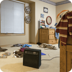 Chambre d'ados en désordre avec des vêtements et des jouets éparpillés sur la moquette. fenêtre fermées. l'endroit idéal pour les anthrènes des tapis.