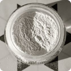 Pot rempli de bicarbonate de soude. solution naturelle pour éloigner les cafards.